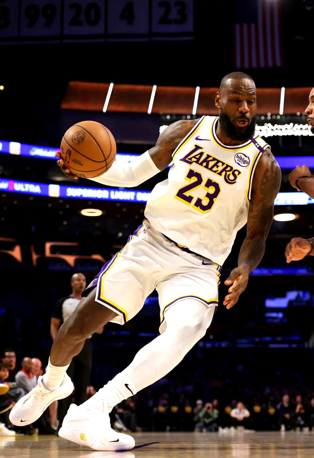 迈尼昂在加比亚社媒动态下留言，后者回复：请续约（迈尼昂现身加比亚社媒评论区，加比亚回应：快续约）