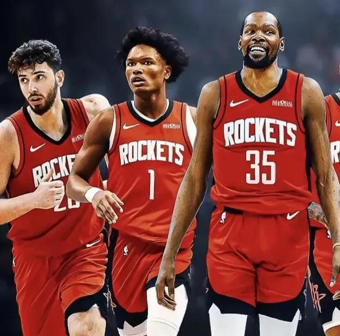 西甲发布冬季新款比赛用球：荧光黄配色，纹理致敬赛车运动（西甲推出冬季版比赛球：荧光黄主色，纹理灵感源自赛车）