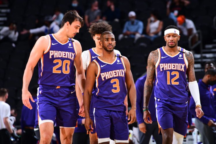 状态回暖！詹姆斯近两战场均24+11+7，投篮命中率61%（状态复苏！勒布朗近两场场均24分11篮板7助攻，投篮命中率61%）