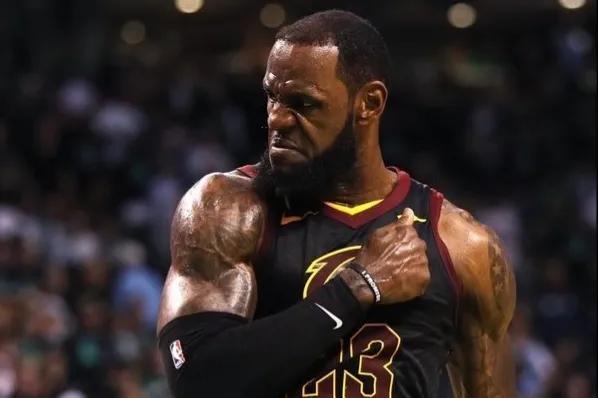 英超官方宣布裁判新规，新科技判罚引争议（英超官宣裁判改革，科技判罚掀起争论）