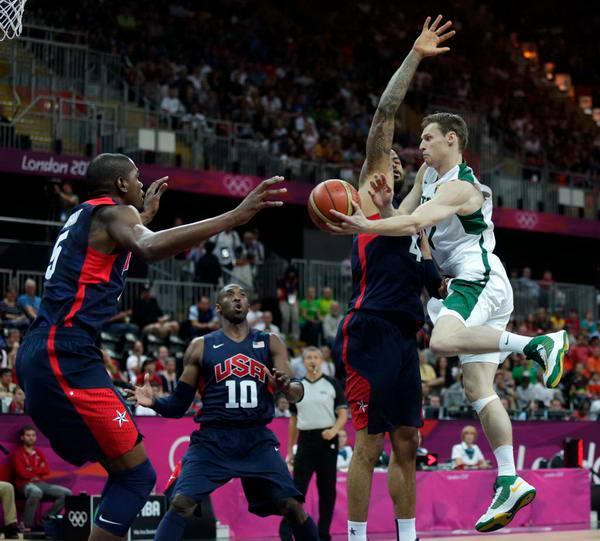 雷霆对阵马刺是近40年来第二次西部前二进行圣诞大战（雷霆与马刺上演近40年来第二次西部前二的圣诞大战）