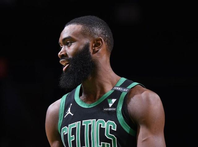 篮球NBA教练席再迎变动，多队寻求换帅（NBA教练席风云再起，多支球队酝酿更换主帅）