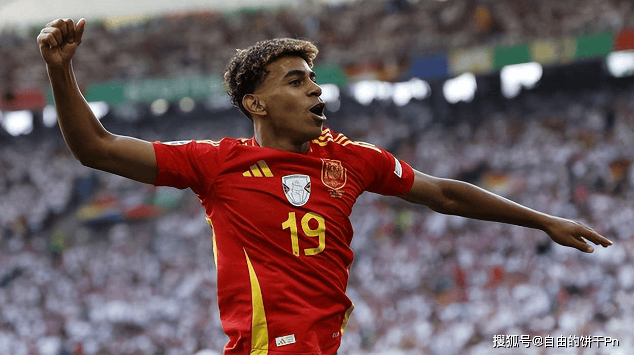 太阳报：麦克托米奈领意甲最佳球员奖，被女友透视着装抢风头（太阳报：麦克托米奈荣膺意甲最佳，女友透视造型抢尽风头）